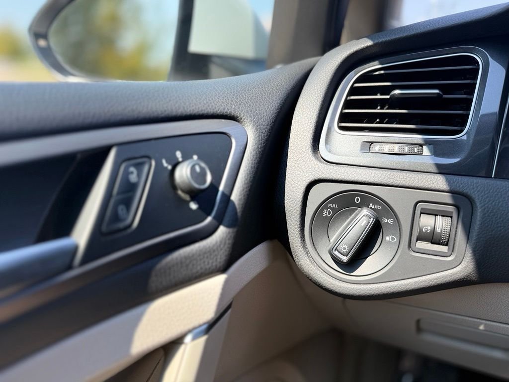 Used 2019 White Volkswagen  image 13