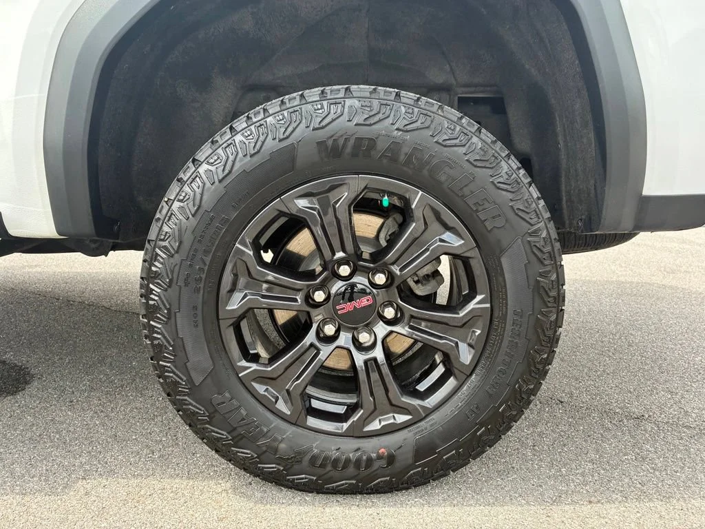 Used 2024 Summit White GMC Elevation image 19
