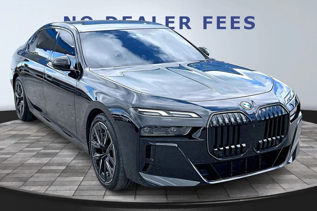 Used 2024  BMW xDrive image 3