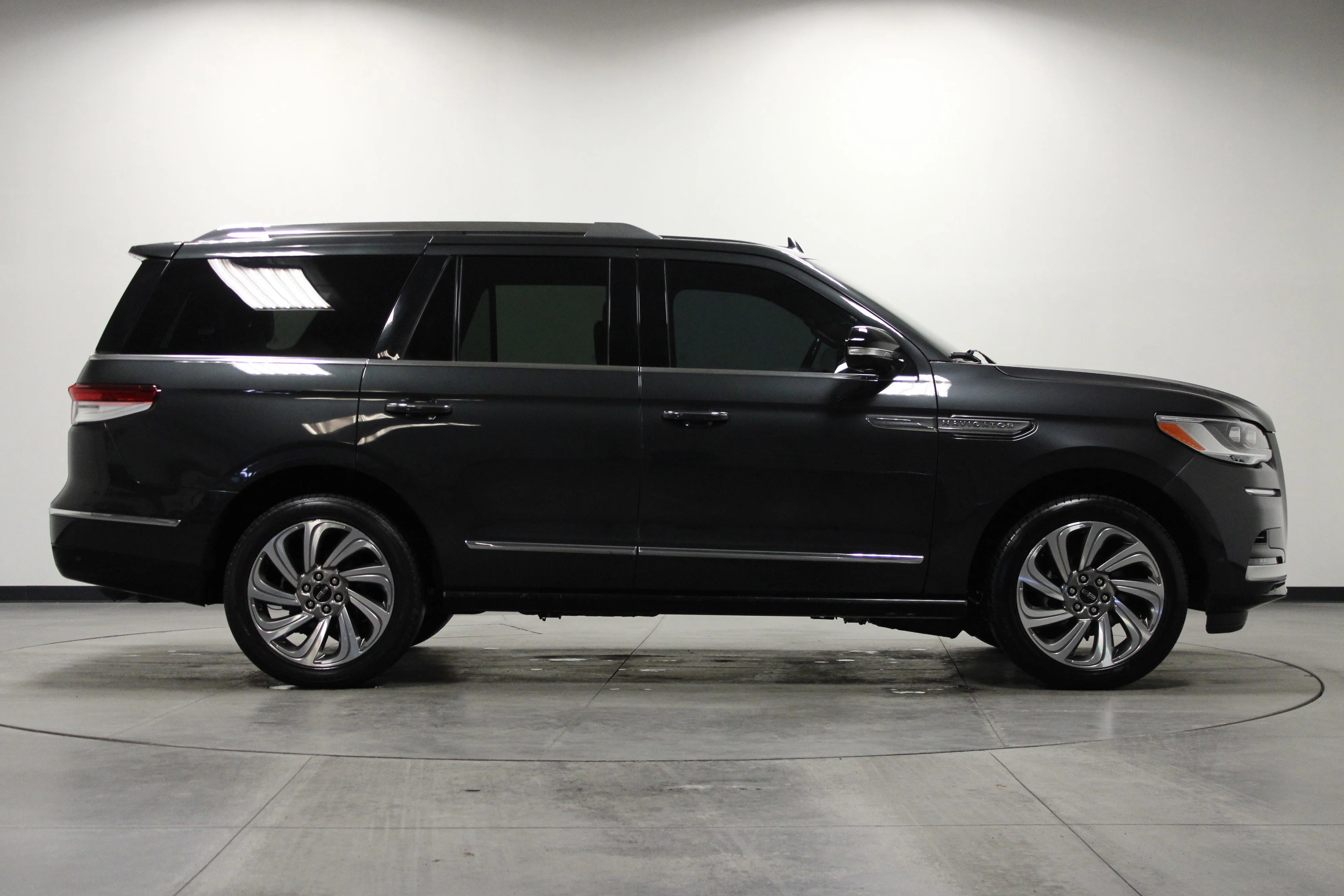 Used 2023 Starlight Gray Premium Colorant Lincoln Reserve image 3