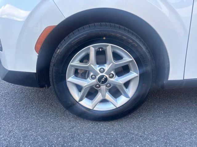 Used 2022 White Kia LX image 9