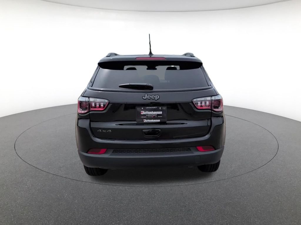 New 2026 Diamond Black Crystal Pearl-Coat Exterior Paint Jeep Latitude image 6