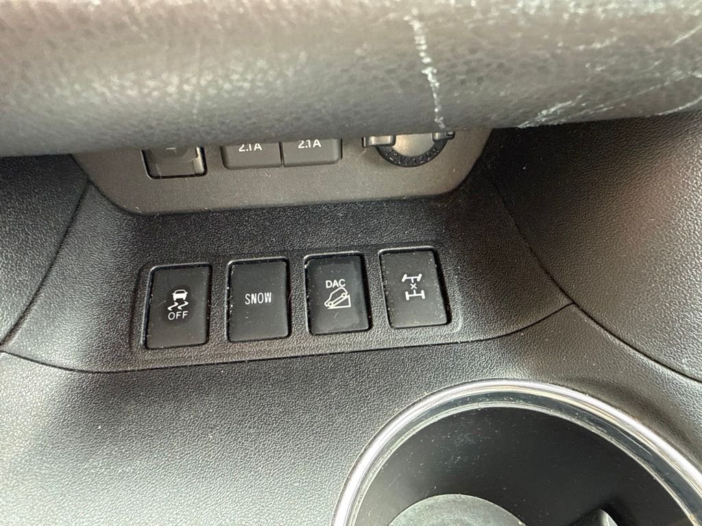 Used 2019 Silver Toyota XLE image 35