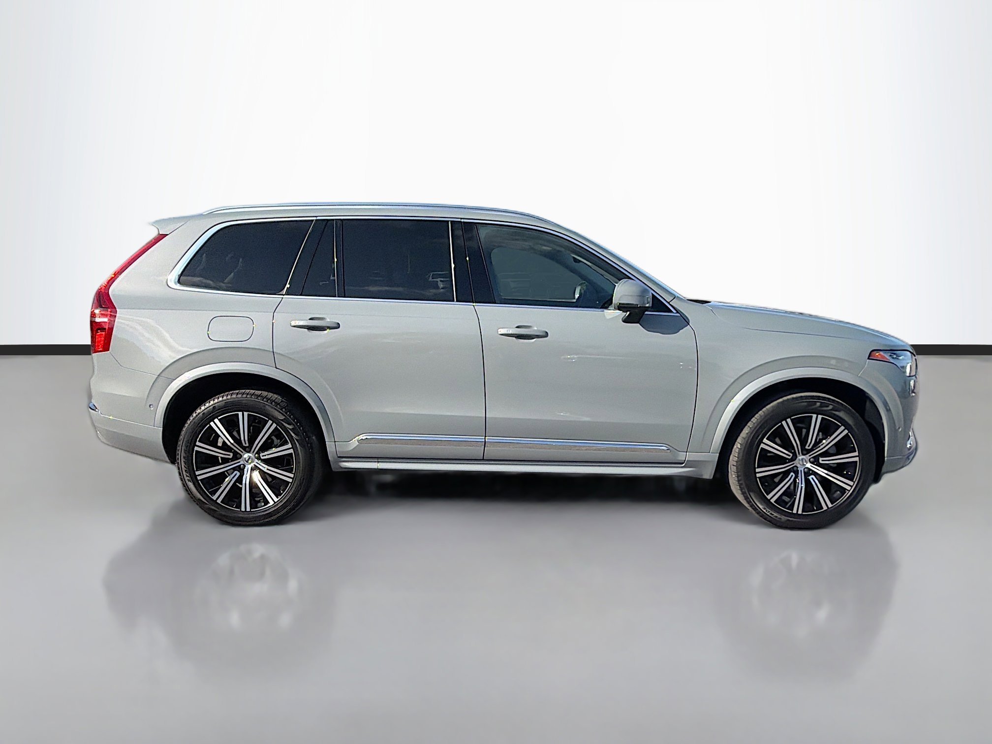 Used 2024 Vapour Gray Metallic Volvo Plus Bright Theme image 6