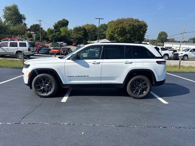 New 2027 Bright White Clearcoat Jeep Laredo Altitude image 4