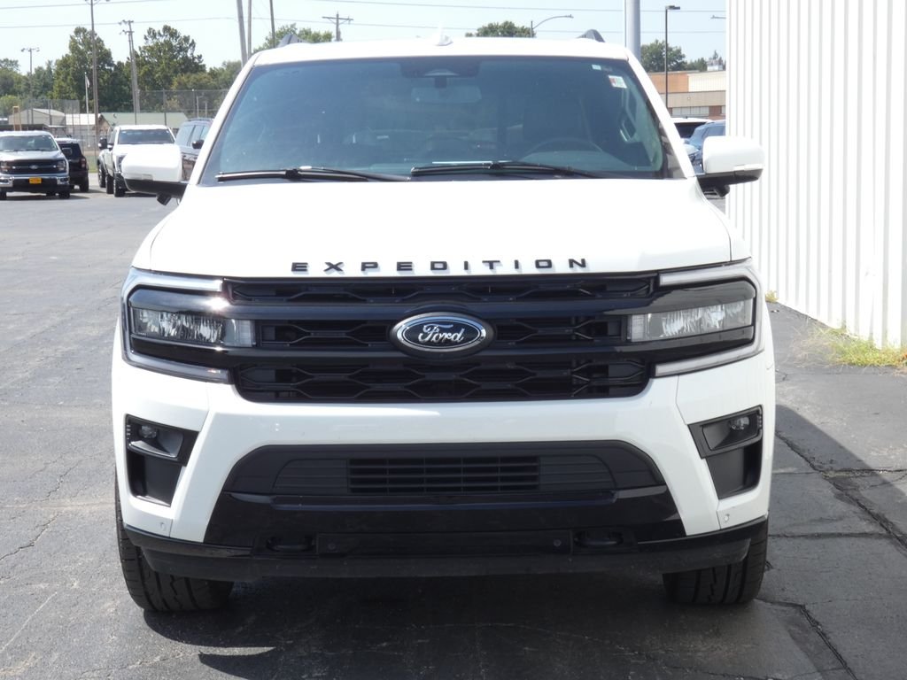 Used 2023 White Ford Limited image 4