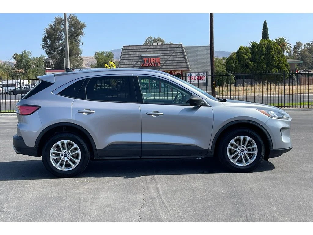Used 2022 ICONIC SILVER Ford SE image 8