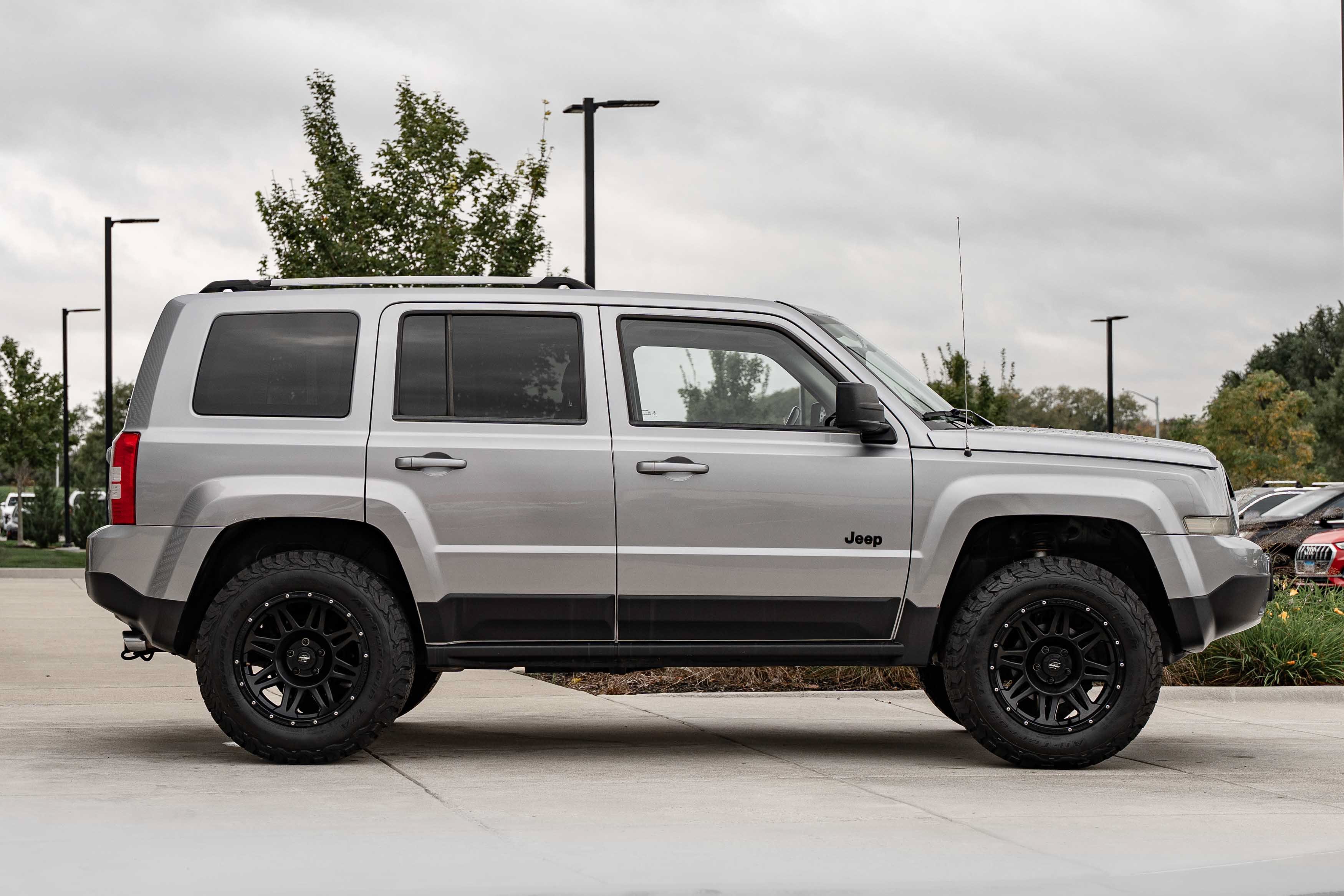 Used 2017 Billet Silver Metallic Clearcoat Jeep High Altitude image 3