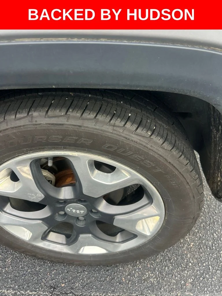 Used 2019 Silver Jeep Limited image 3