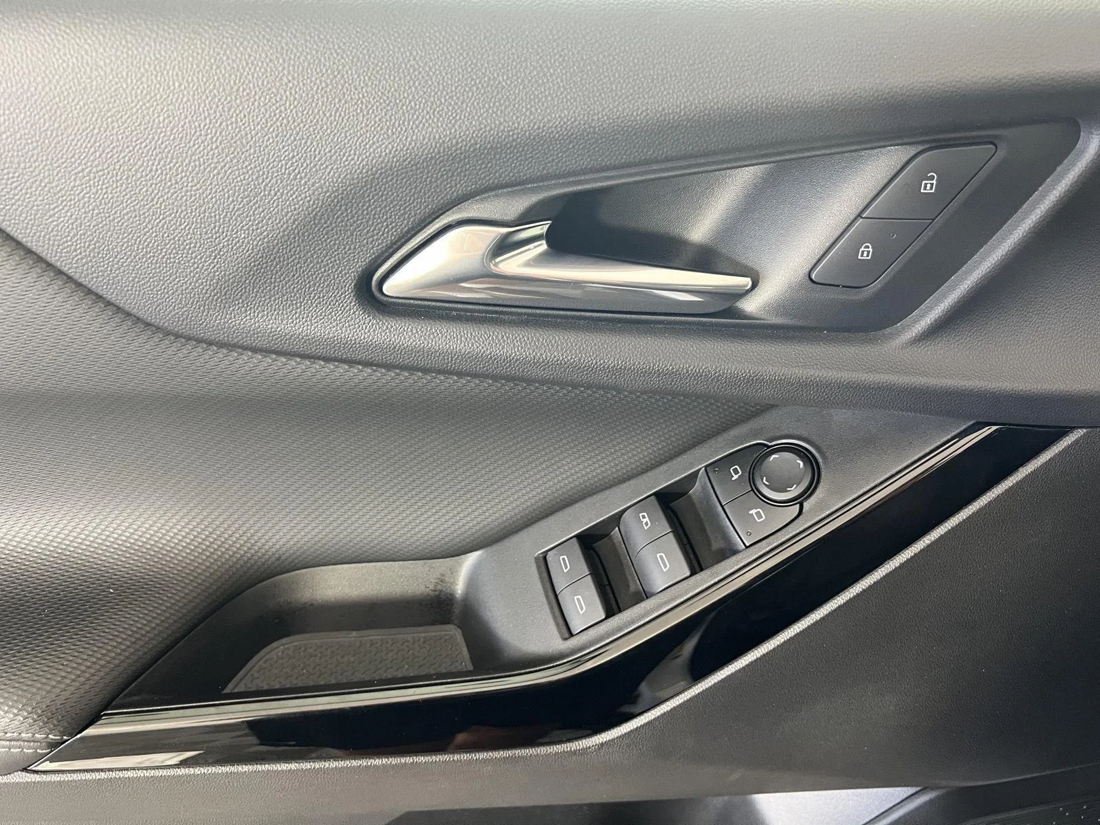 Used 2025 Summit White Chevrolet LT image 7