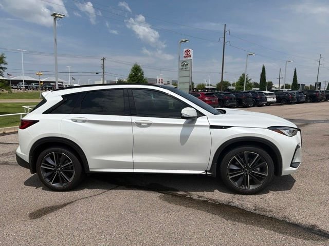Used 2025 White INFINITI SPORT image 6