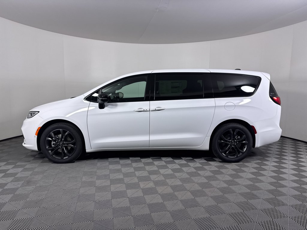New 2026 Bright White Clear-Coat Exterior Paint Chrysler Select image 16