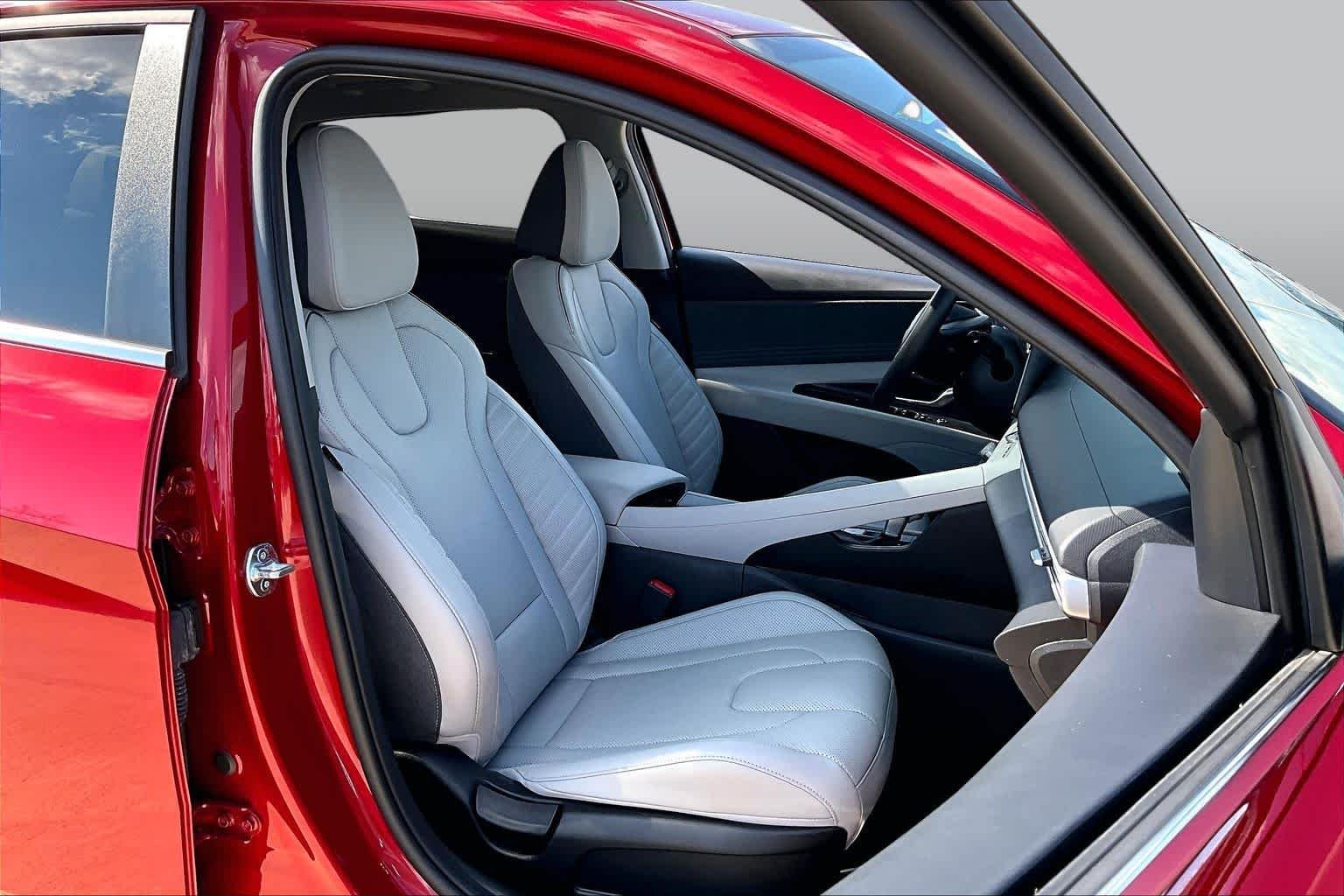 2025 Hyundai Elantra Limited - Photo 9