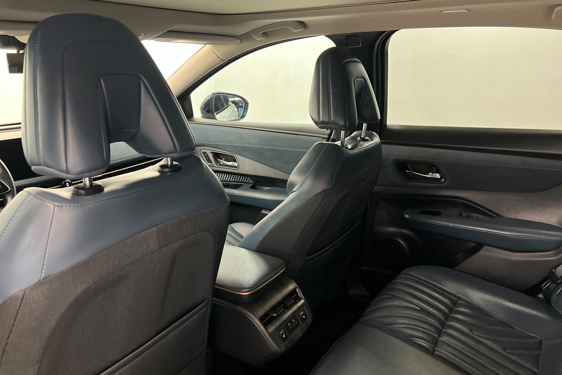 Used 2023 Everest White Pearl Tricoat/Black Diamond Pearl Nissan PLATINUM+ image 20