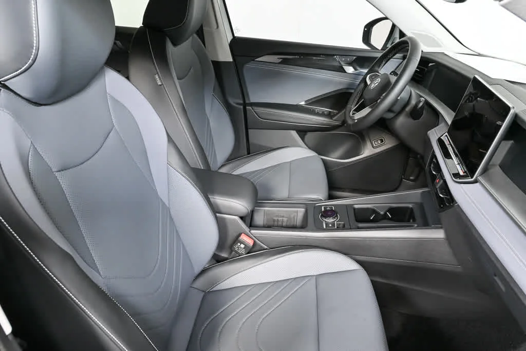 New 2026 Pure White Volkswagen SE image 19