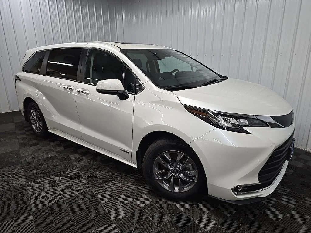 Used 2021 White Toyota XLE image 7