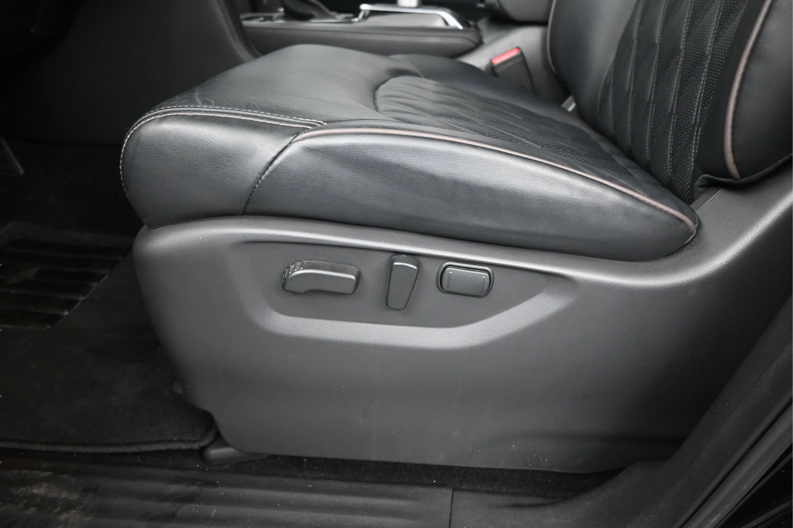 Certified Used 2024 Super Black Nissan Platinum image 10