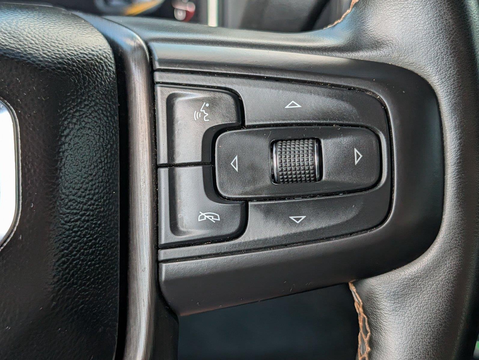 Used 2025 Summit White GMC AT4 image 27