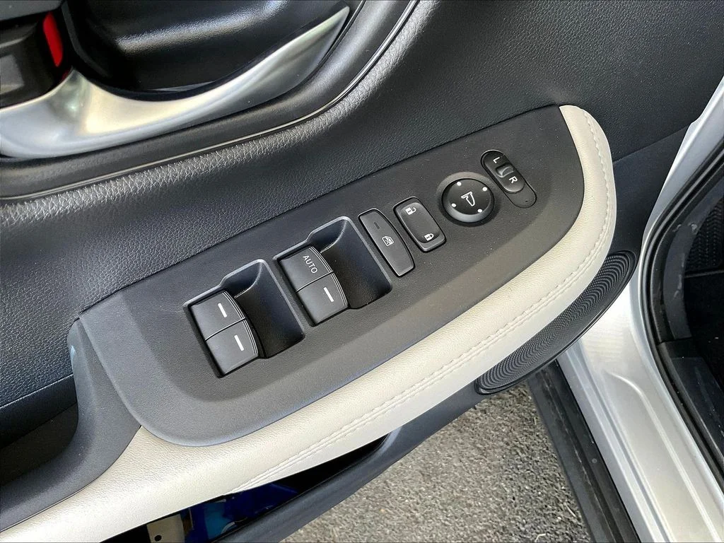 New 2027 Solar Silver Metallic Honda LX AWD image 17