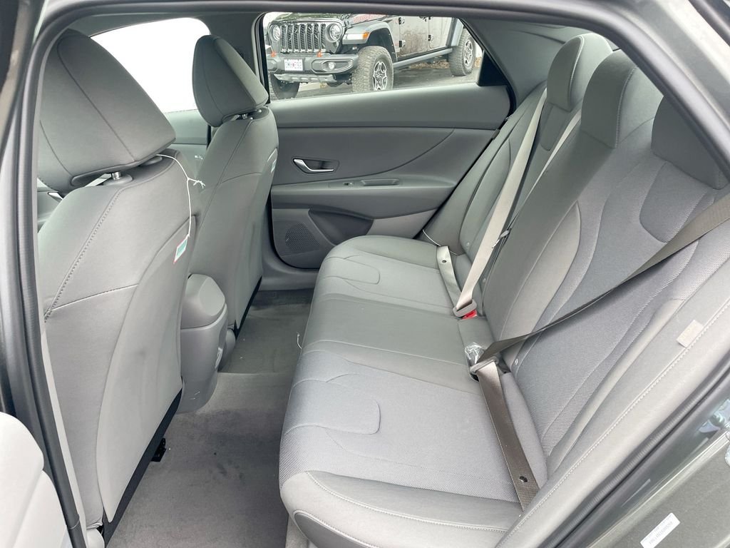 2025 Hyundai Elantra SE - Photo 48