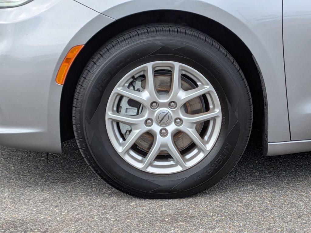 Used 2021 Silver Chrysler Touring L image 11