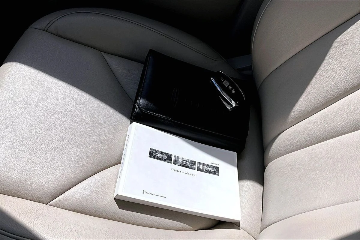 Used 2019 Red Lincoln Standard image 38