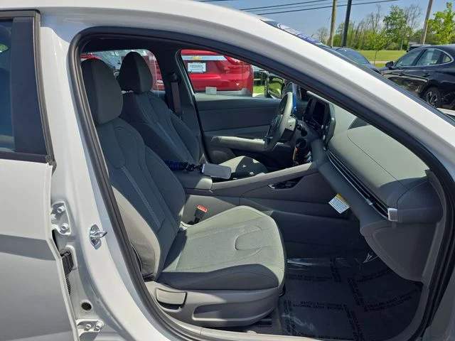 Used 2025 White Hyundai SE image 23