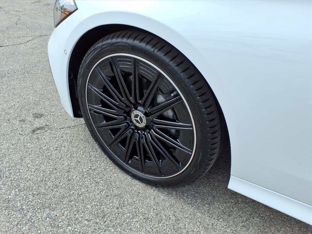 New 2026 MANUFAKTUR Moonlight White Metallic Mercedes-Benz CLE 300 image 29