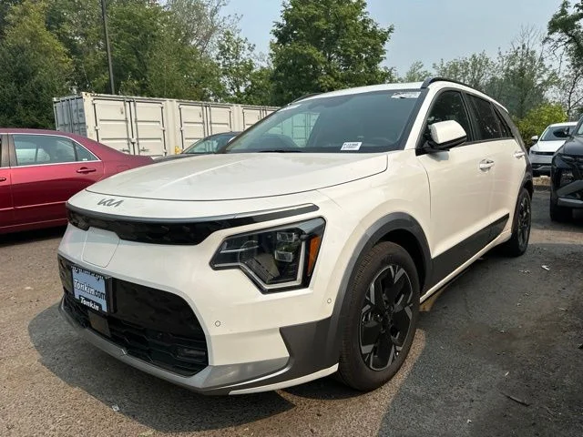 Used 2023 Snow White Pearl Kia Wave image 2