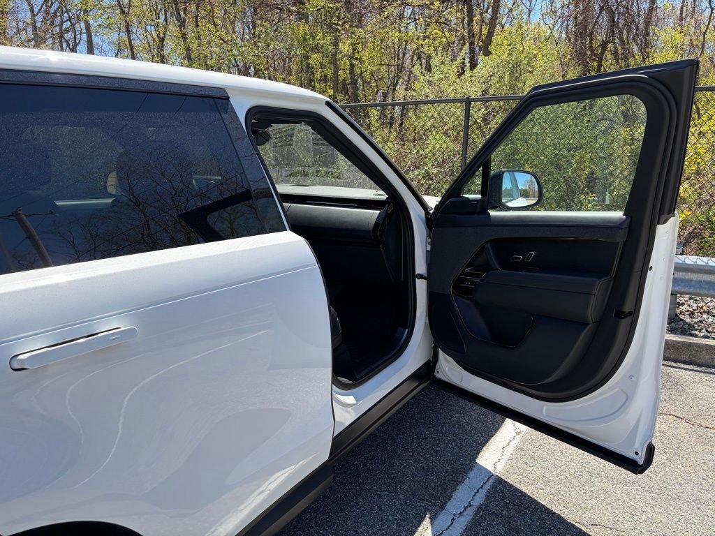 Used 2023 White Land Rover SE image 14