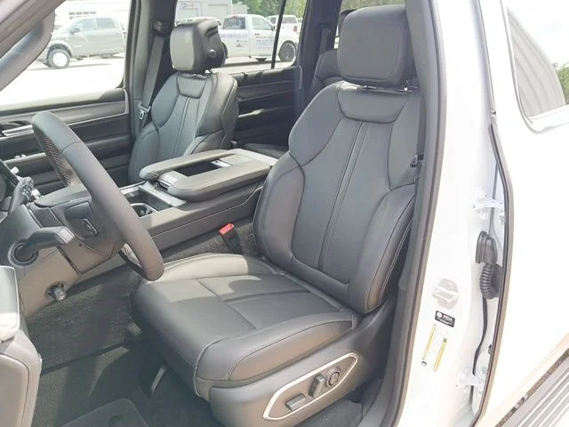 New 2026 Bright White Clear-Coat Exterior Paint Jeep Limited Reserve image 49