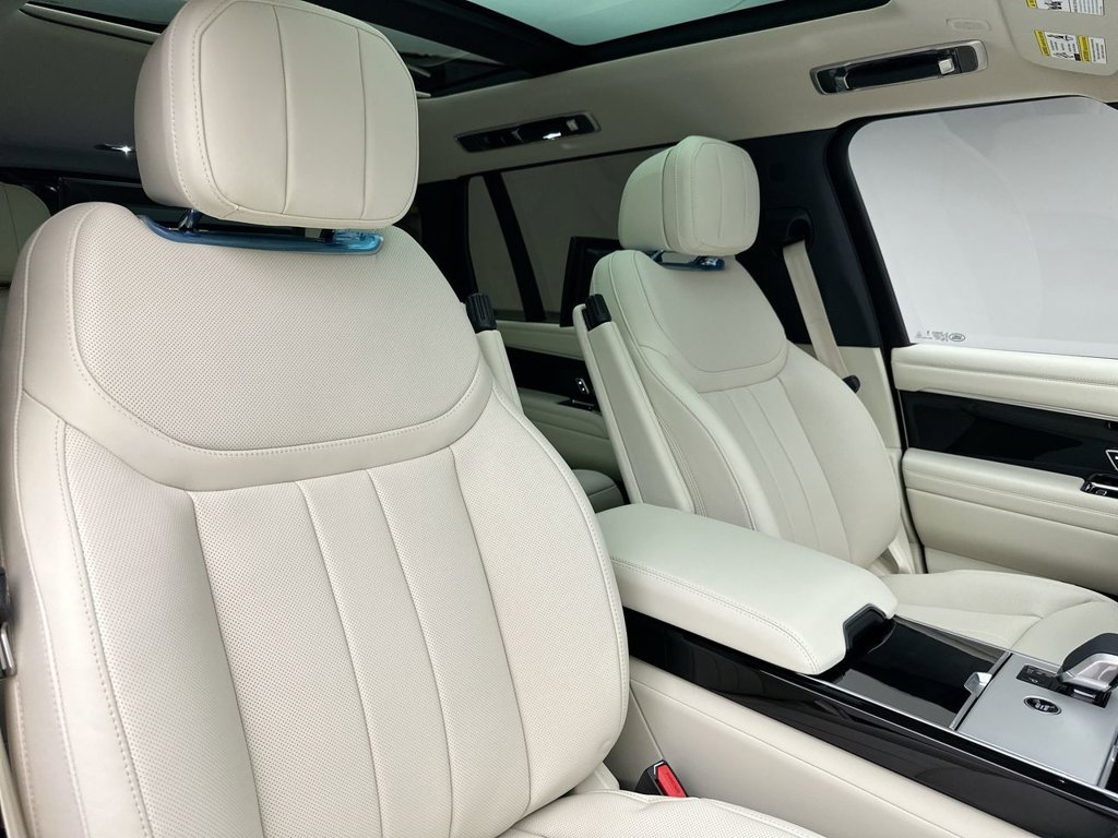 Used 2024  Land Rover SE image 11