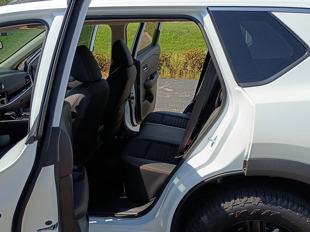 Used 2025 Everest White Pearl Nissan Rock Creek image 13