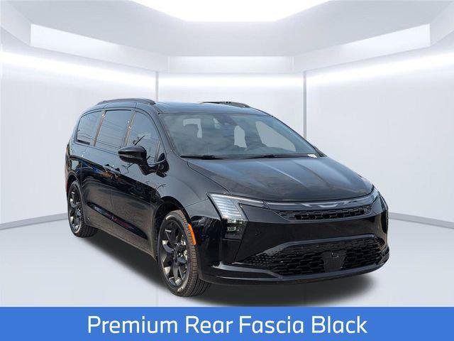 New 2027 Diamond Black Crystal Pearl-Coat Exterior Paint Chrysler Limited image 9