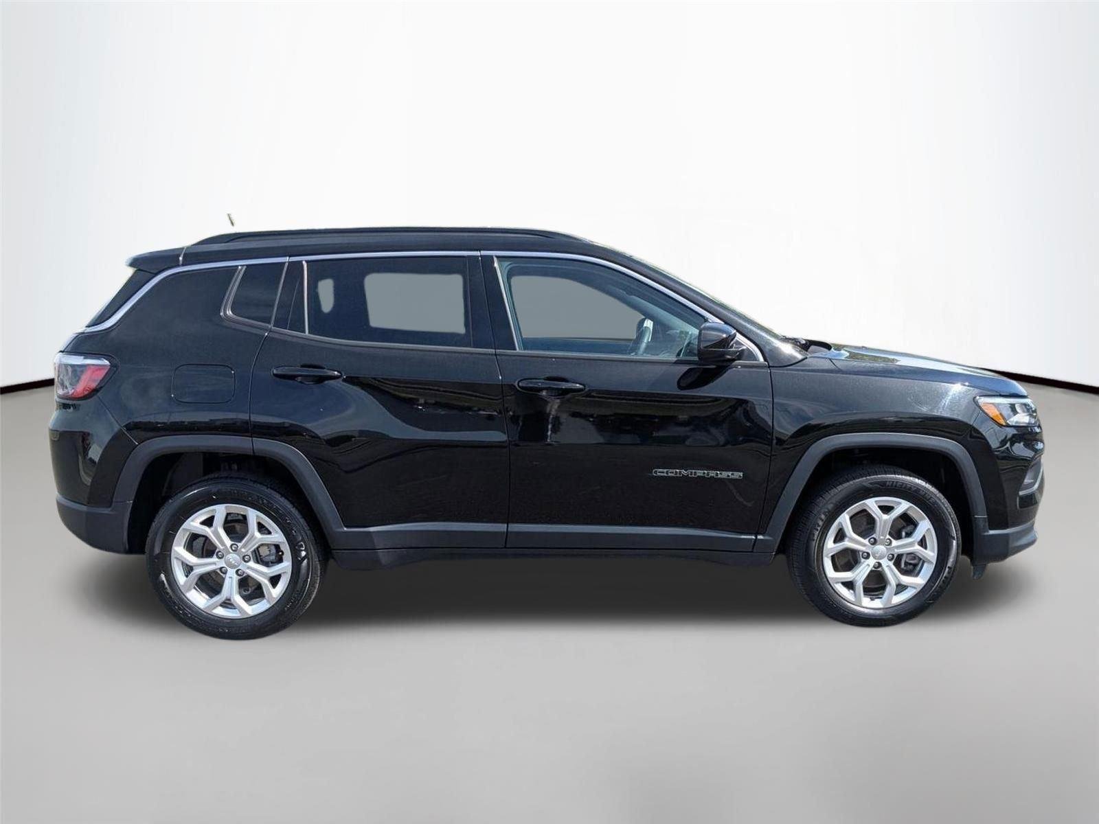 Used 2024 Diamond Black Crystal Pearlcoat Jeep Latitude image 5