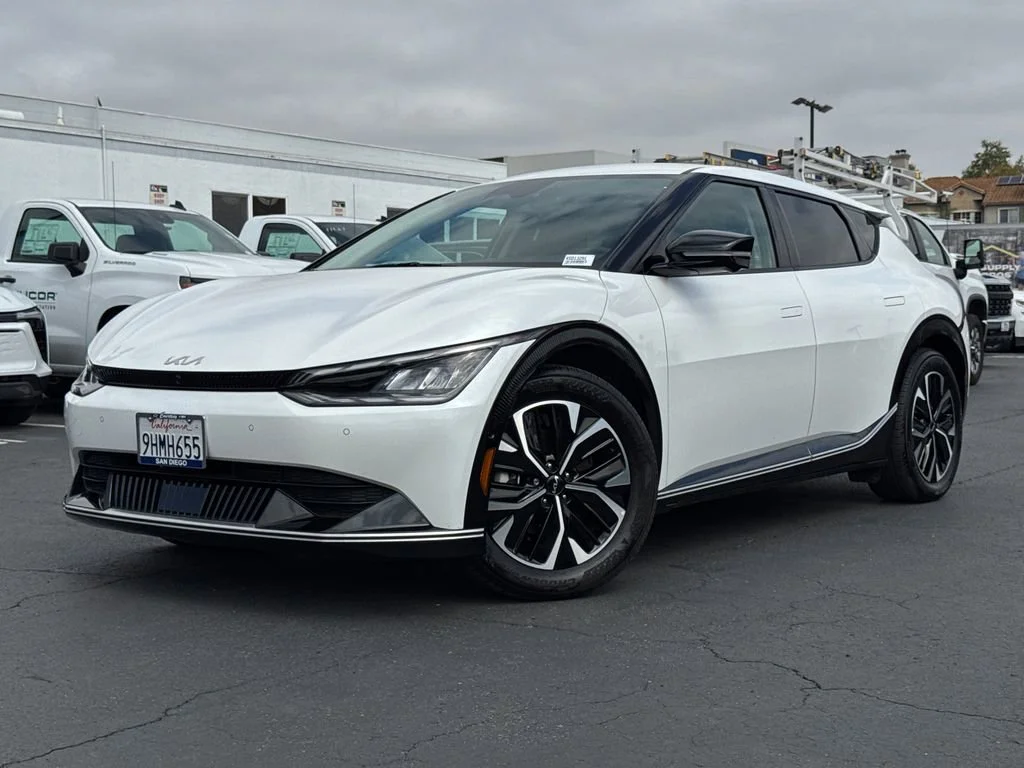 Used 2023 White Kia Wind image 2