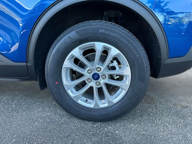 Used 2022 Blue Ford SE image 10