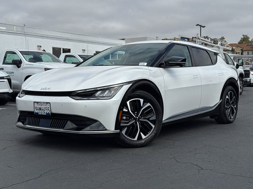 Used 2023 White Kia Wind image 2