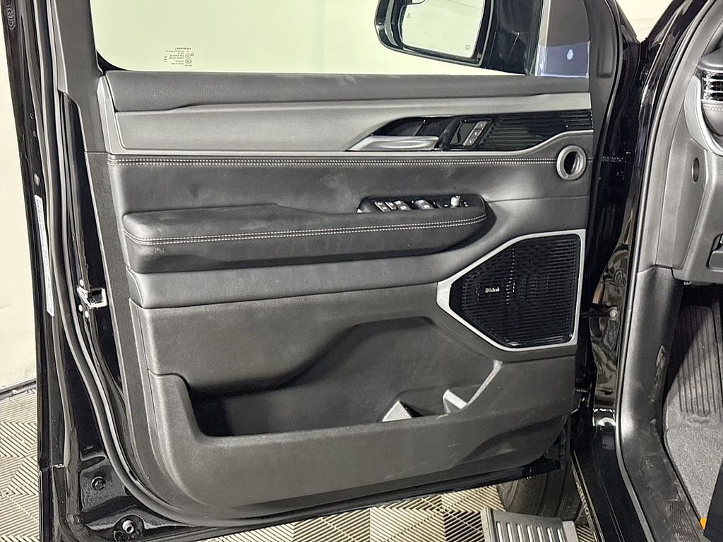 New 2026 High Gloss Black Exterior Paint Jeep Limited Reserve image 10