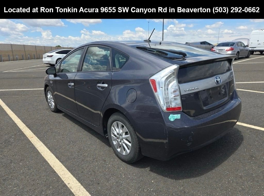 Used 2015 Winter Gray Metallic Toyota Base image 4