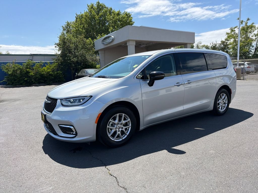 2024 Chrysler Pacifica Touring L's photo