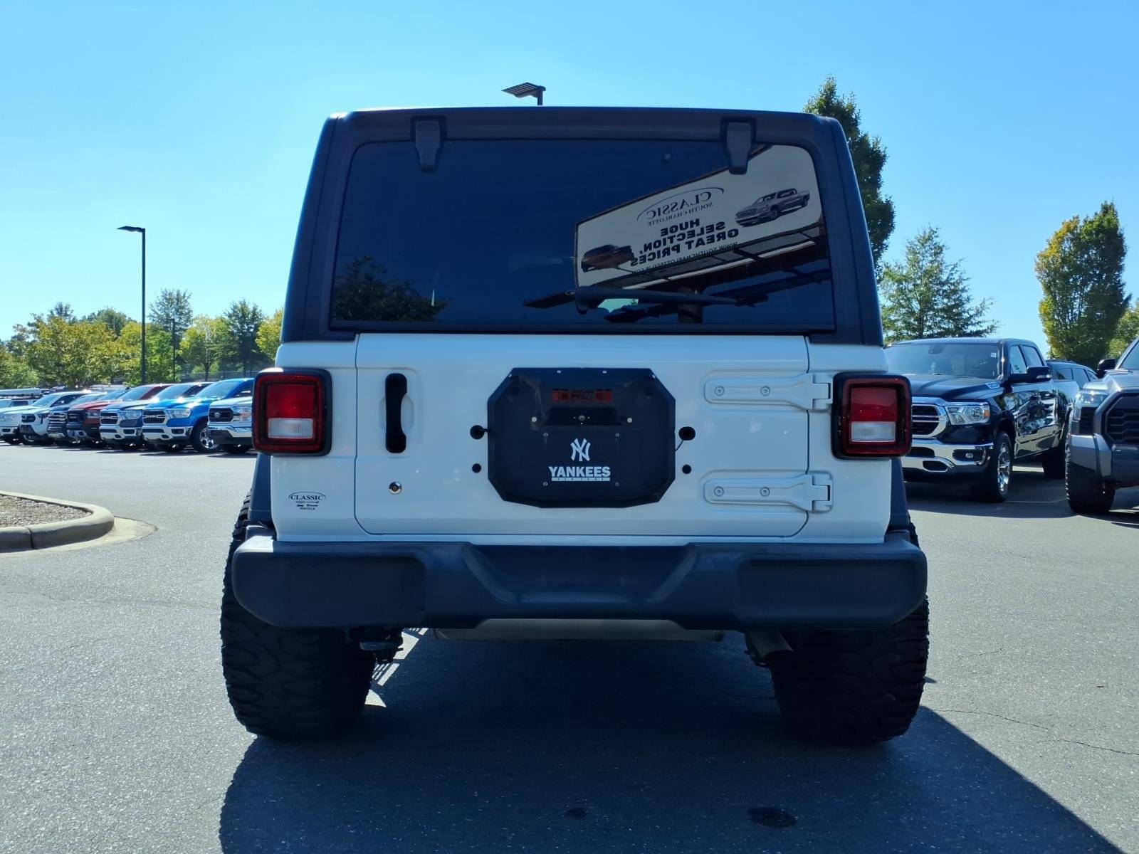 Used 2018 Bright White Clearcoat Jeep Sport S image 16