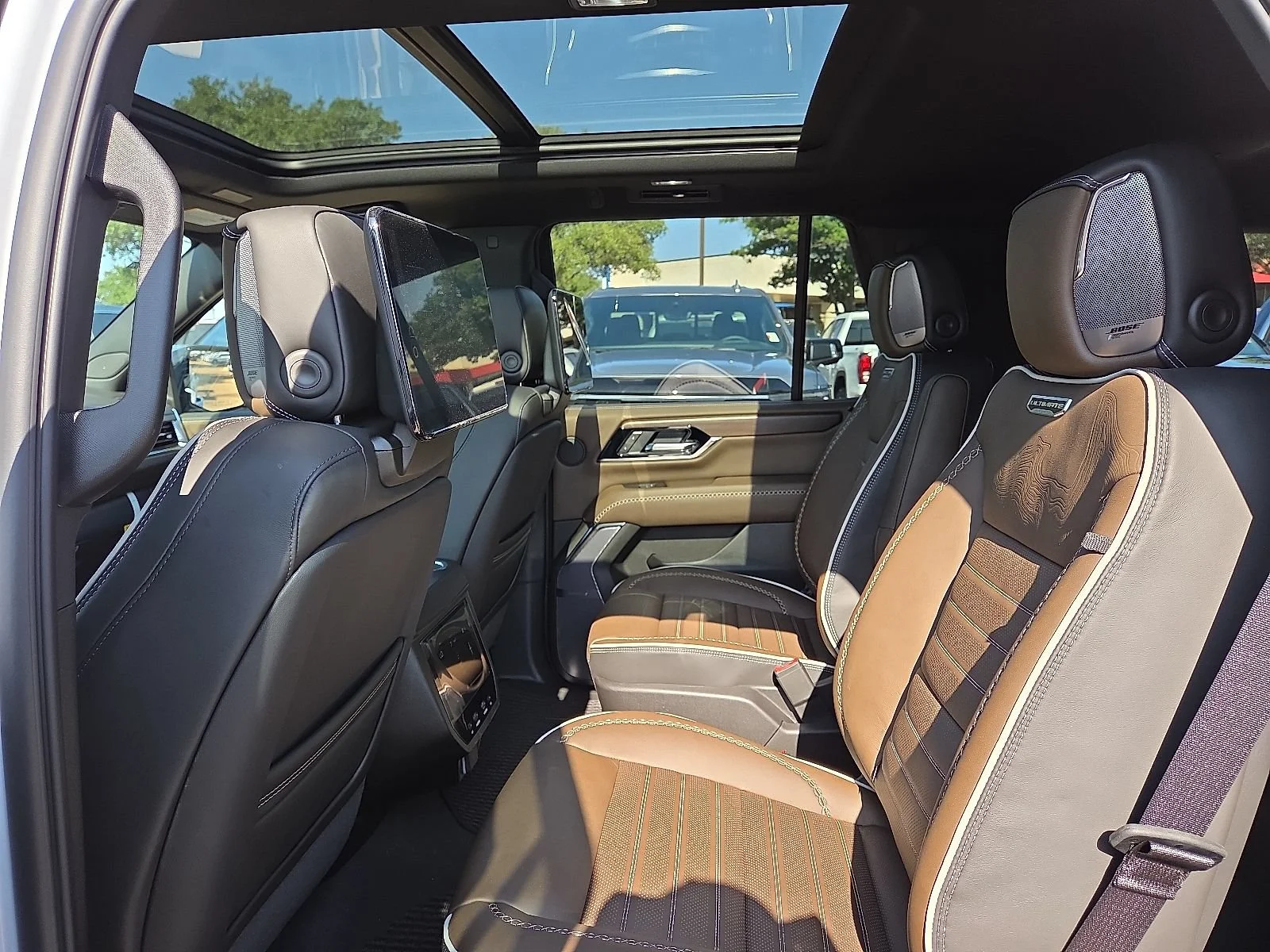 2026 GMC Yukon Denali Ultimate - Photo 9