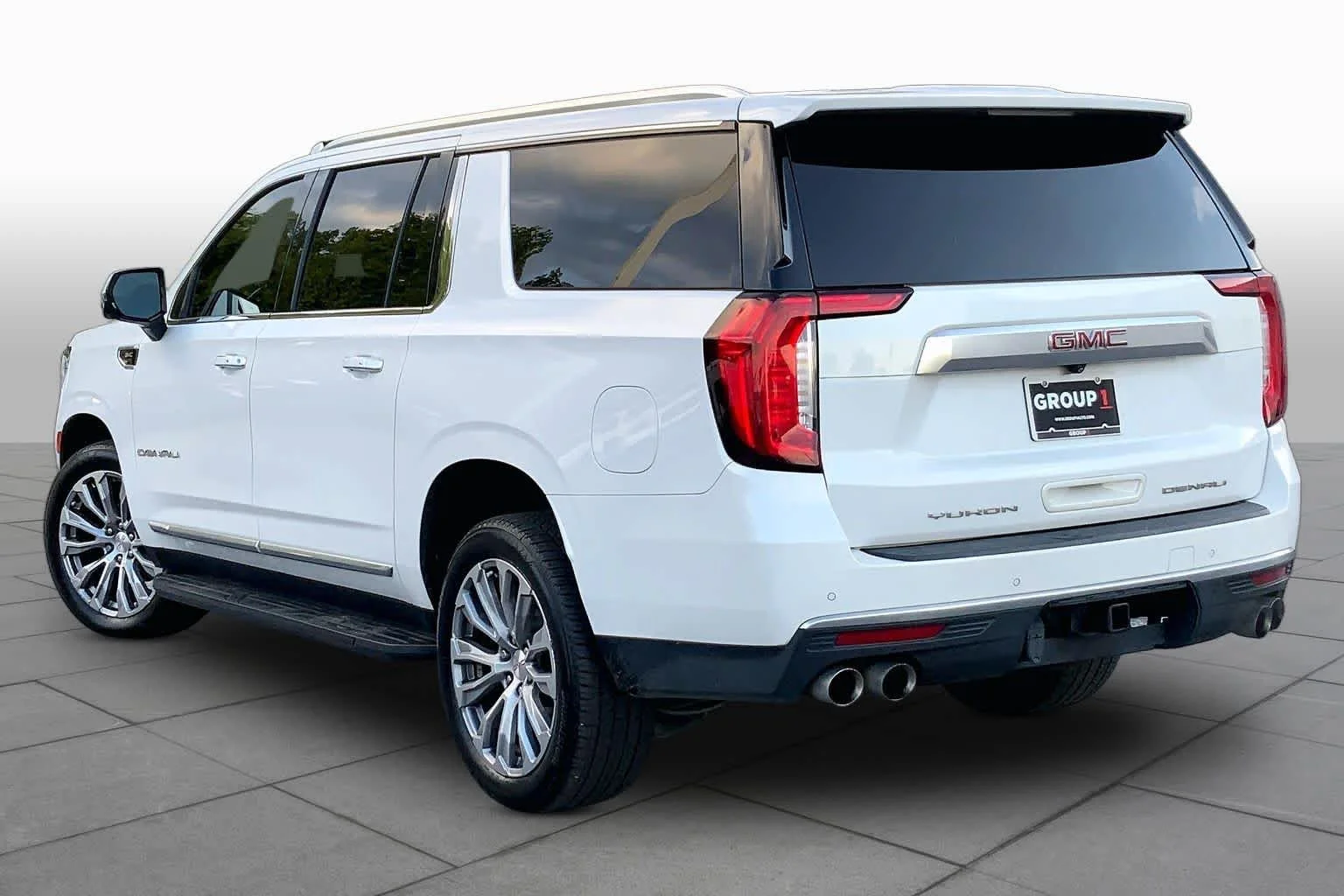 Used 2021 White Frost Tricoat GMC Denali image 11