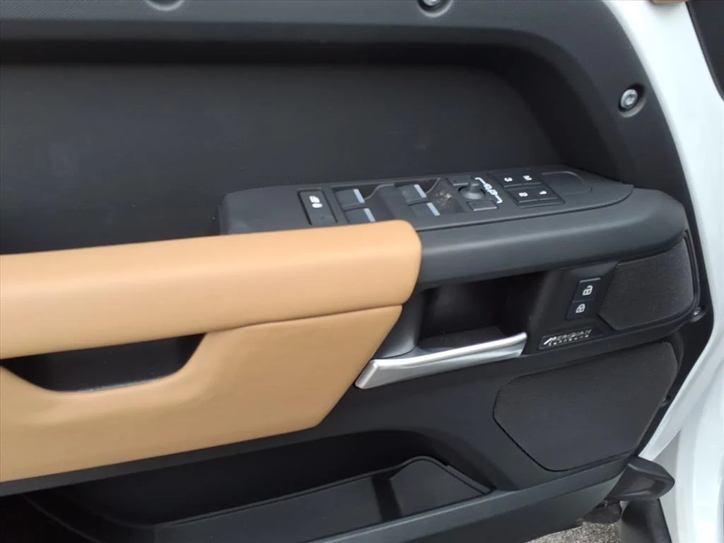 New 2026 Fuji White LAND ROVER X-Dynamic SE image 9