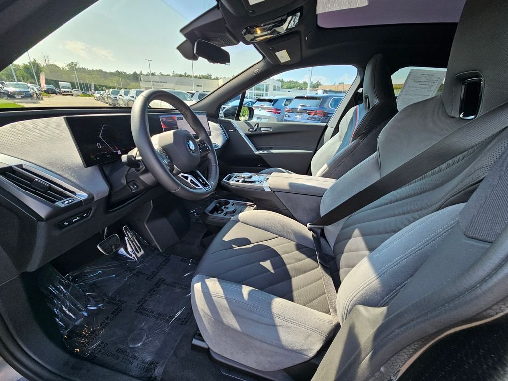 Used 2026 Black BMW xDrive60 image 15
