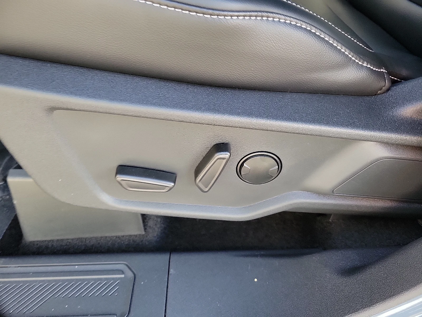 New 2025 Azure Gray Metallic Tri-Coat Ford Outer Banks&reg; image 12