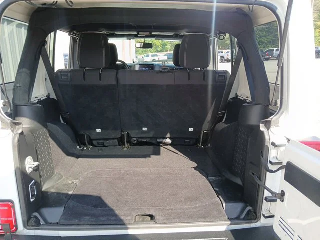 Used 2018 White Jeep Unlimited Sahara image 10