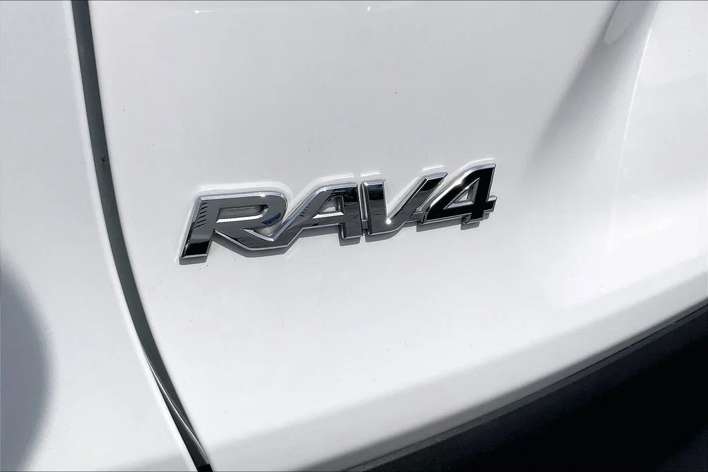 Used 2021 White Toyota XLE image 30