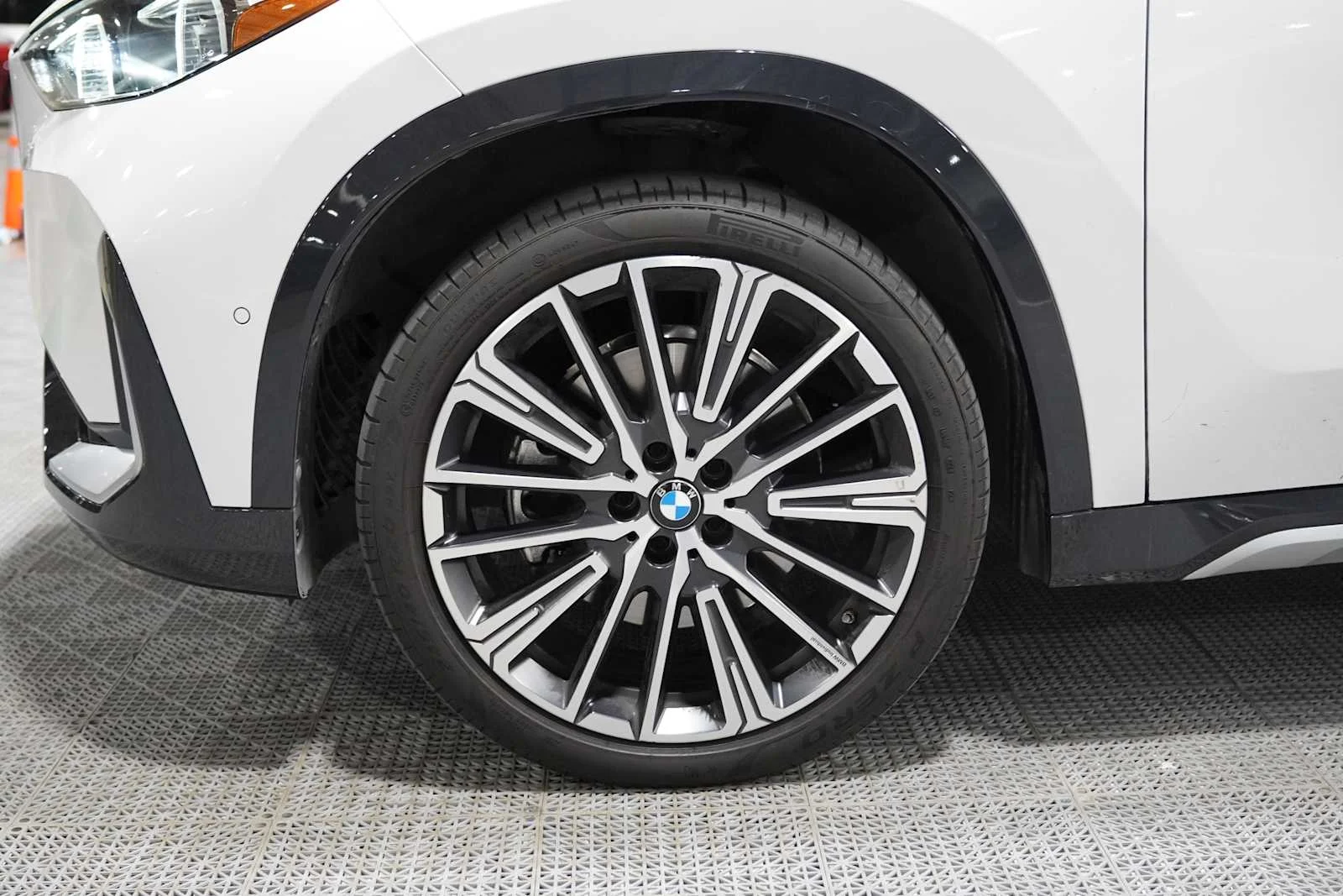 Certified Used 2025 Mineral White Metallic BMW xDrive28i image 7